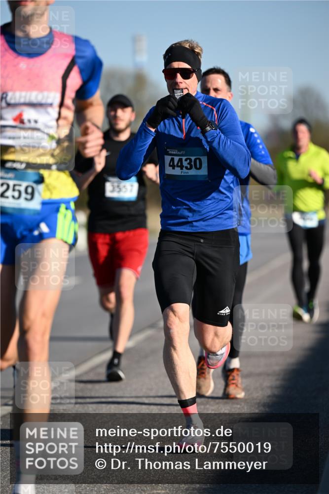 06.04.2025 - 44. Internationalen Wilhelmsburger Insellauf Dr. Thomas Lammeyer http://msf.ph/oto/7550019 06.04.2025 09:20:28 Laufen 259, 3557, 4430 meine-sportfotos.de