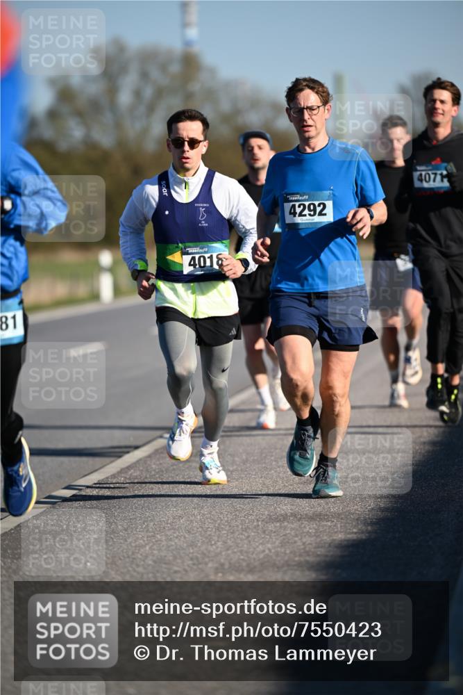06.04.2025 - 44. Internationalen Wilhelmsburger Insellauf Dr. Thomas Lammeyer http://msf.ph/oto/7550423 06.04.2025 09:22:09 Laufen 81, 4292, 4071, 4018 meine-sportfotos.de