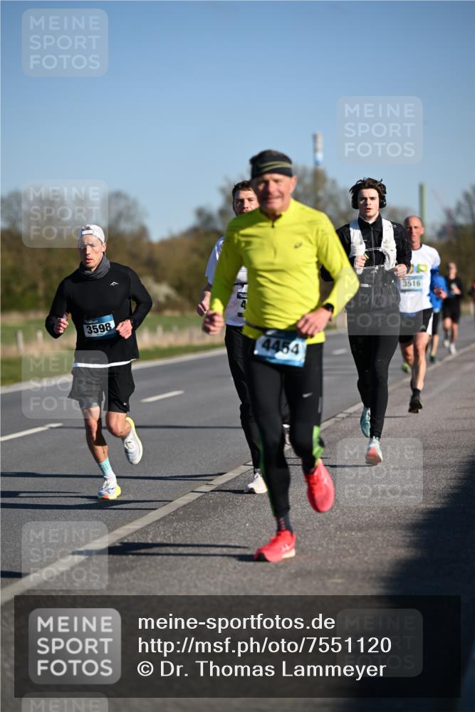 06.04.2025 - 44. Internationalen Wilhelmsburger Insellauf Dr. Thomas Lammeyer http://msf.ph/oto/7551120 06.04.2025 09:23:45 Laufen 3598, 4454, 3516 meine-sportfotos.de