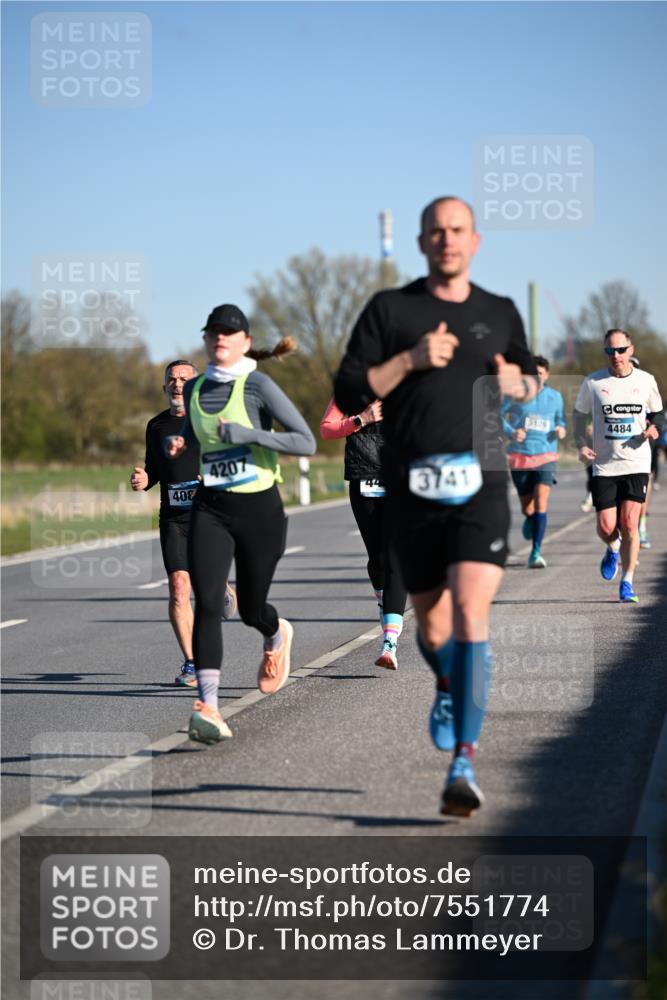 06.04.2025 - 44. Internationalen Wilhelmsburger Insellauf Dr. Thomas Lammeyer http://msf.ph/oto/7551774 06.04.2025 09:25:06 Laufen 408, 4207, 44, 3741, 5129, 4484 meine-sportfotos.de