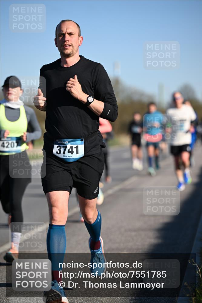06.04.2025 - 44. Internationalen Wilhelmsburger Insellauf Dr. Thomas Lammeyer http://msf.ph/oto/7551785 06.04.2025 09:25:08 Laufen 4207, 3741 meine-sportfotos.de