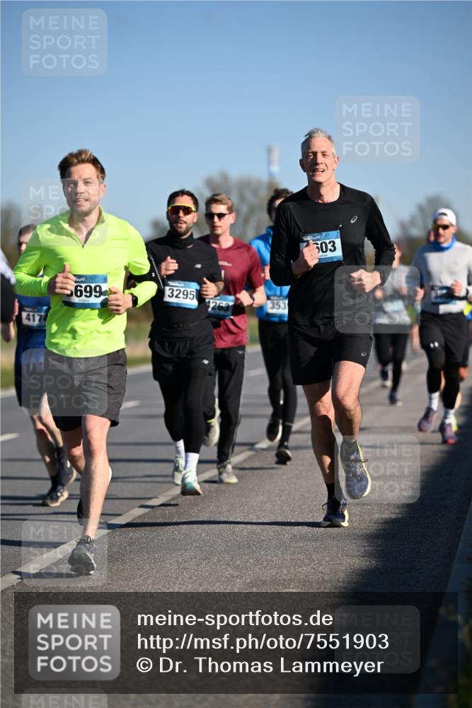 06.04.2025 - 44. Internationalen Wilhelmsburger Insellauf Dr. Thomas Lammeyer http://msf.ph/oto/7551903 06.04.2025 09:25:18 Laufen 417, 699, 3295, 1263, 353, 503 meine-sportfotos.de