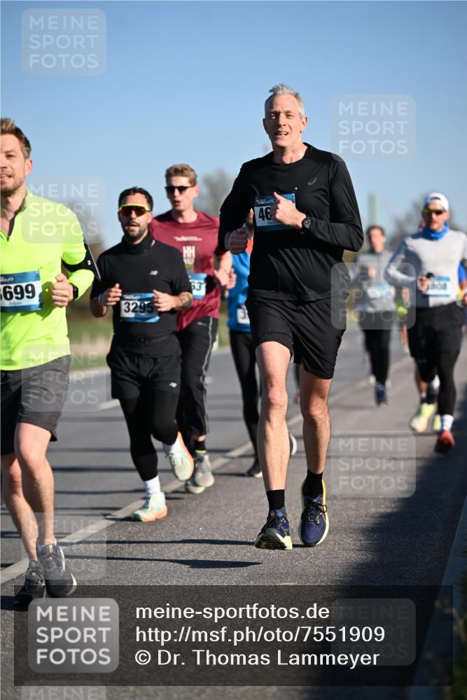 06.04.2025 - 44. Internationalen Wilhelmsburger Insellauf Dr. Thomas Lammeyer http://msf.ph/oto/7551909 06.04.2025 09:25:19 Laufen 699, 3295, 63, 46, 4800 meine-sportfotos.de