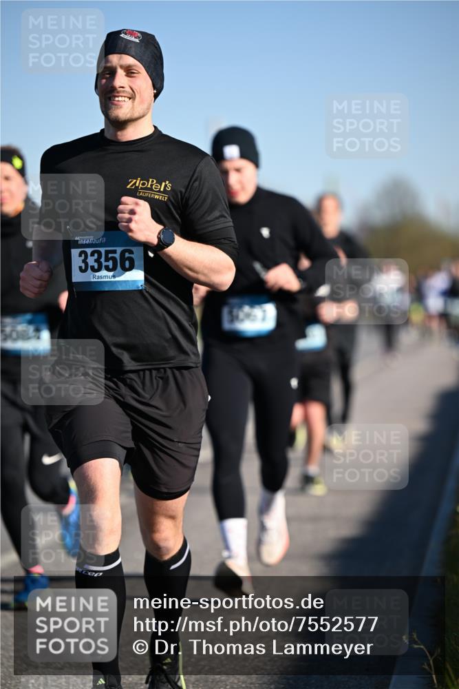 06.04.2025 - 44. Internationalen Wilhelmsburger Insellauf Dr. Thomas Lammeyer http://msf.ph/oto/7552577 06.04.2025 09:26:31 Laufen 3087, 3356, 3061 meine-sportfotos.de