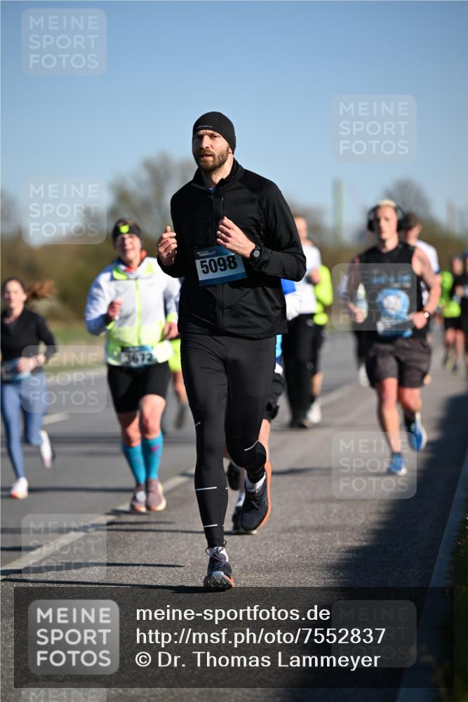 06.04.2025 - 44. Internationalen Wilhelmsburger Insellauf Dr. Thomas Lammeyer http://msf.ph/oto/7552837 06.04.2025 09:26:57 Laufen 3672, 5098 meine-sportfotos.de