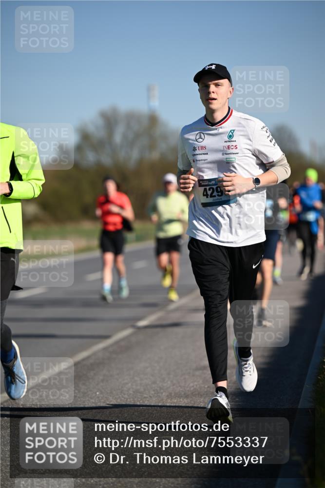 06.04.2025 - 44. Internationalen Wilhelmsburger Insellauf Dr. Thomas Lammeyer http://msf.ph/oto/7553337 06.04.2025 09:27:40 Laufen 17, 429 meine-sportfotos.de