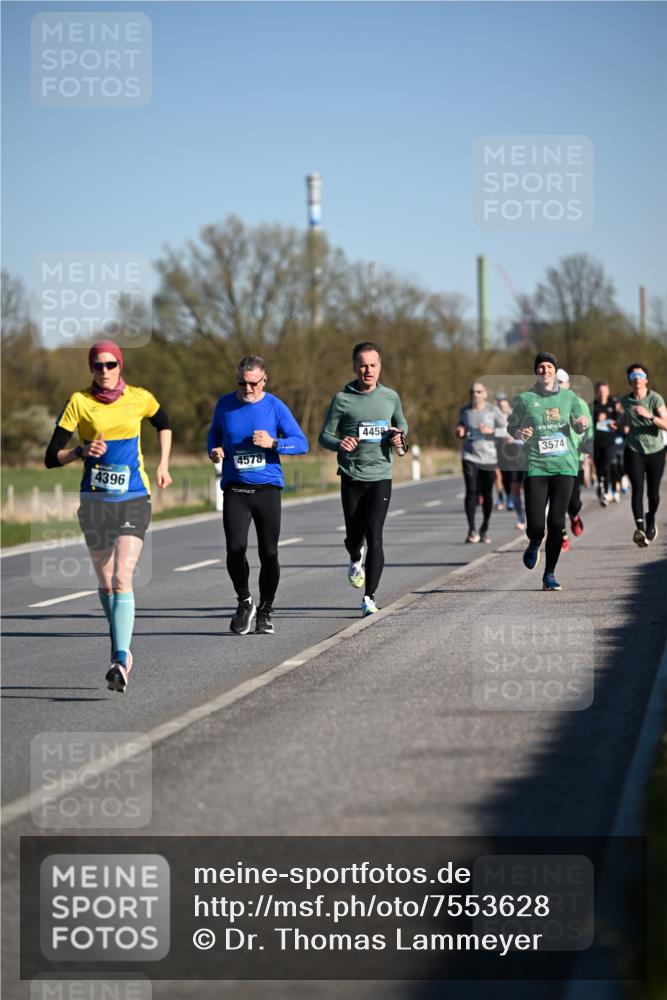 06.04.2025 - 44. Internationalen Wilhelmsburger Insellauf Dr. Thomas Lammeyer http://msf.ph/oto/7553628 06.04.2025 09:28:04 Laufen 4396, 4578, 4458, 3574 meine-sportfotos.de