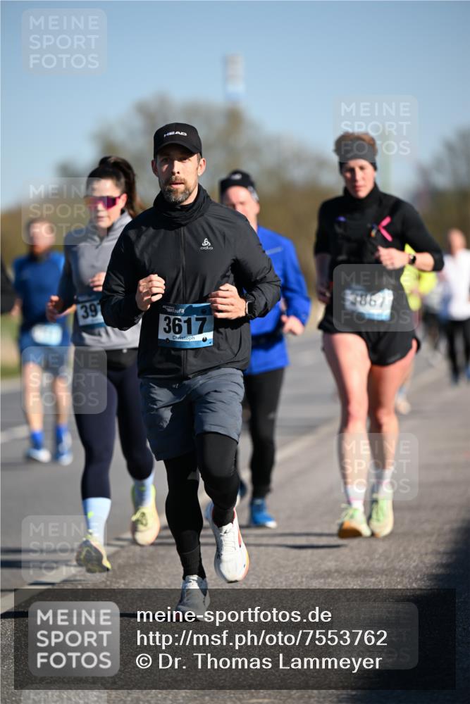 06.04.2025 - 44. Internationalen Wilhelmsburger Insellauf Dr. Thomas Lammeyer http://msf.ph/oto/7553762 06.04.2025 09:28:21 Laufen 39, 3617, 3867 meine-sportfotos.de