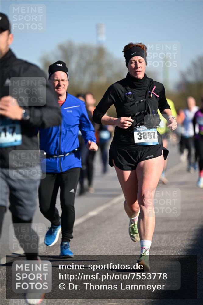 06.04.2025 - 44. Internationalen Wilhelmsburger Insellauf Dr. Thomas Lammeyer http://msf.ph/oto/7553778 06.04.2025 09:28:22 Laufen 17, 3867 meine-sportfotos.de