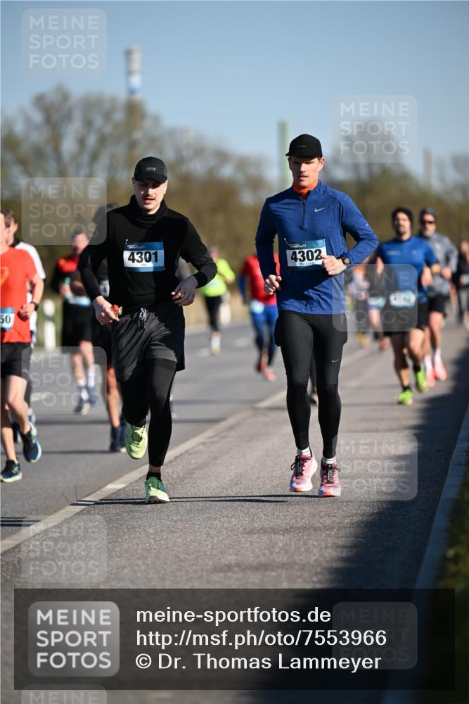 06.04.2025 - 44. Internationalen Wilhelmsburger Insellauf Dr. Thomas Lammeyer http://msf.ph/oto/7553966 06.04.2025 09:28:40 Laufen 50, 4301, 4302 meine-sportfotos.de
