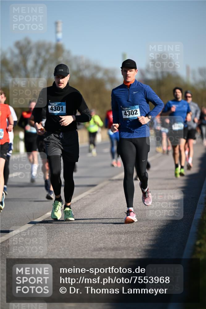 06.04.2025 - 44. Internationalen Wilhelmsburger Insellauf Dr. Thomas Lammeyer http://msf.ph/oto/7553968 06.04.2025 09:28:40 Laufen 4301, 4302 meine-sportfotos.de