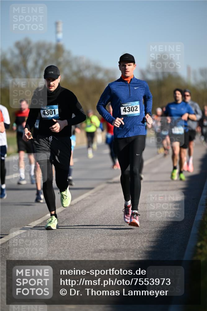 06.04.2025 - 44. Internationalen Wilhelmsburger Insellauf Dr. Thomas Lammeyer http://msf.ph/oto/7553973 06.04.2025 09:28:40 Laufen 4301, 4302 meine-sportfotos.de