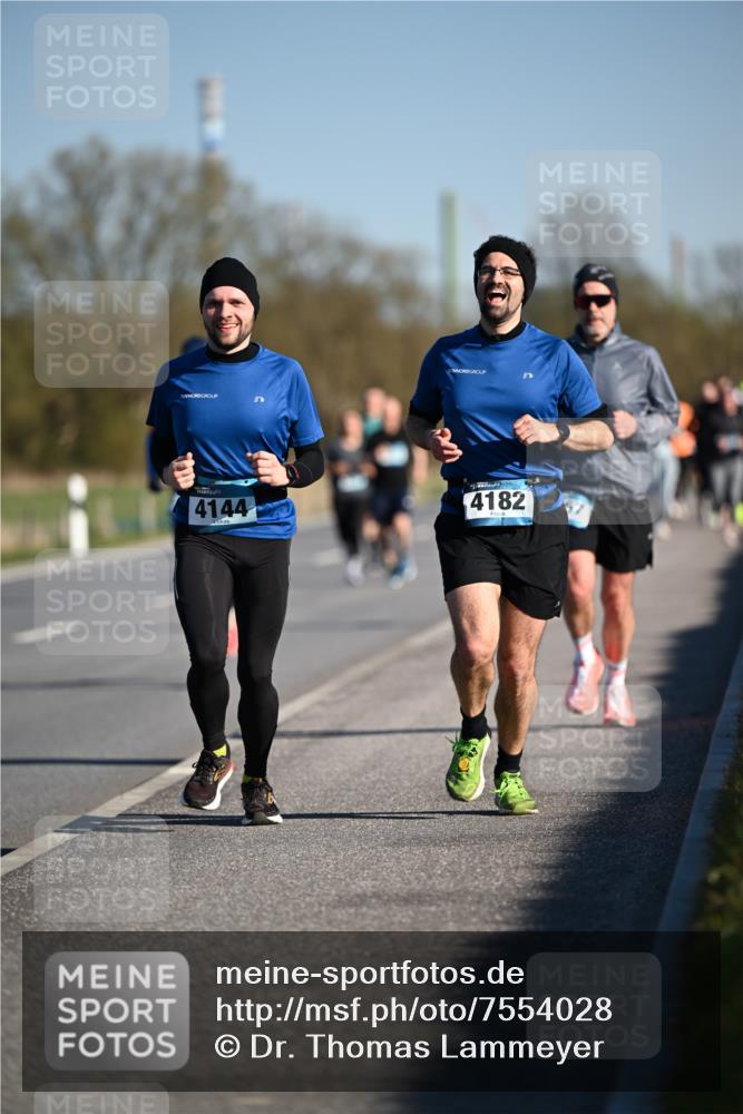 06.04.2025 - 44. Internationalen Wilhelmsburger Insellauf Dr. Thomas Lammeyer http://msf.ph/oto/7554028 06.04.2025 09:28:45 Laufen 4144, 4182 meine-sportfotos.de