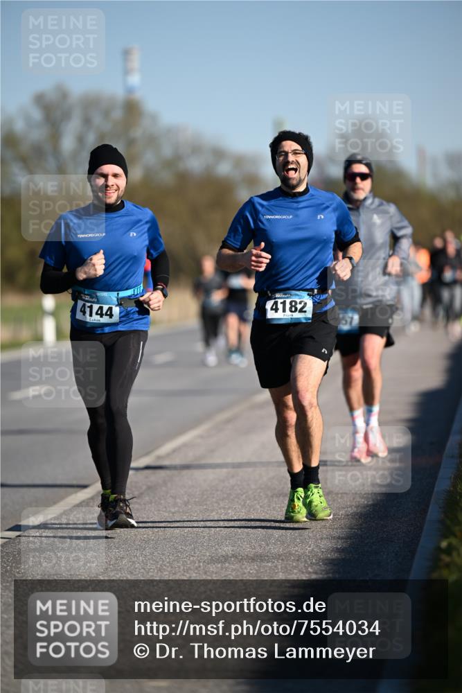 06.04.2025 - 44. Internationalen Wilhelmsburger Insellauf Dr. Thomas Lammeyer http://msf.ph/oto/7554034 06.04.2025 09:28:45 Laufen 4144, 4182 meine-sportfotos.de