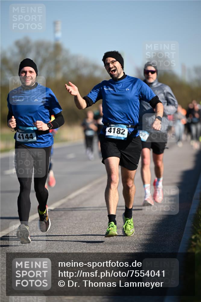 06.04.2025 - 44. Internationalen Wilhelmsburger Insellauf Dr. Thomas Lammeyer http://msf.ph/oto/7554041 06.04.2025 09:28:45 Laufen 4144, 4182 meine-sportfotos.de