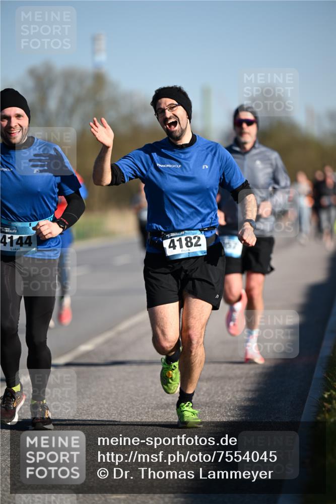 06.04.2025 - 44. Internationalen Wilhelmsburger Insellauf Dr. Thomas Lammeyer http://msf.ph/oto/7554045 06.04.2025 09:28:46 Laufen 4144, 4182 meine-sportfotos.de