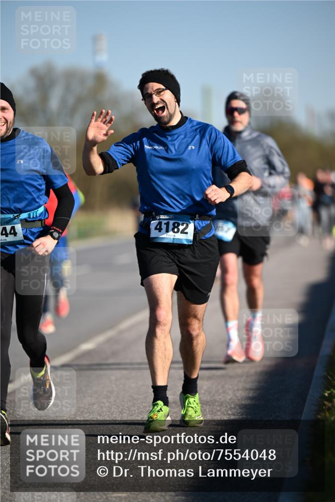 06.04.2025 - 44. Internationalen Wilhelmsburger Insellauf Dr. Thomas Lammeyer http://msf.ph/oto/7554048 06.04.2025 09:28:46 Laufen 44, 4182 meine-sportfotos.de