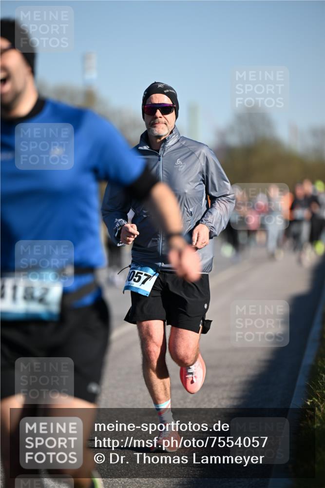 06.04.2025 - 44. Internationalen Wilhelmsburger Insellauf Dr. Thomas Lammeyer http://msf.ph/oto/7554057 06.04.2025 09:28:48 Laufen 182, 057 meine-sportfotos.de