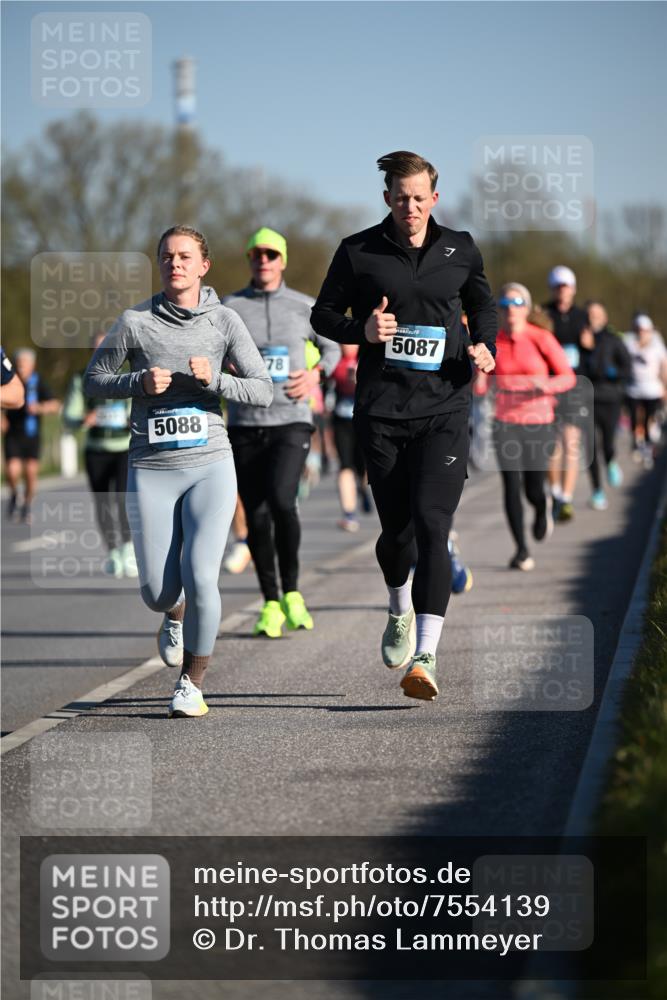 06.04.2025 - 44. Internationalen Wilhelmsburger Insellauf Dr. Thomas Lammeyer http://msf.ph/oto/7554139 06.04.2025 09:29:03 Laufen 5088, 78, 5087, 7 meine-sportfotos.de