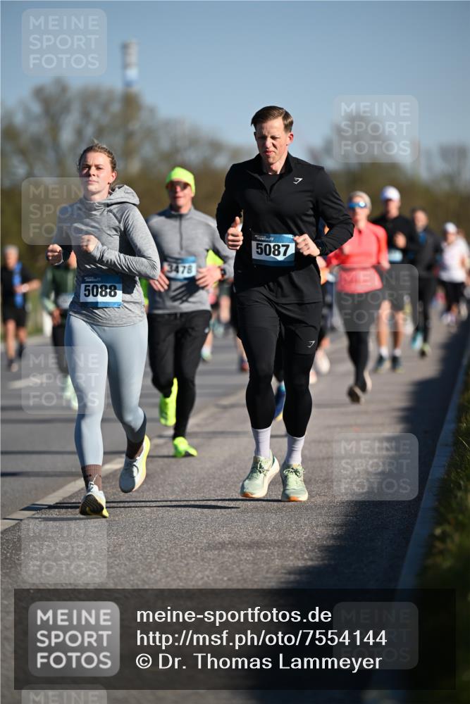06.04.2025 - 44. Internationalen Wilhelmsburger Insellauf Dr. Thomas Lammeyer http://msf.ph/oto/7554144 06.04.2025 09:29:03 Laufen 5088, 3478, 5087 meine-sportfotos.de