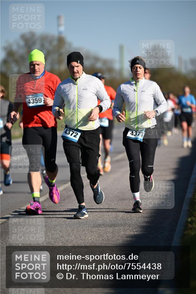 06.04.2025 - 44. Internationalen Wilhelmsburger Insellauf Dr. Thomas Lammeyer http://msf.ph/oto/7554438 06.04.2025 09:29:33 Laufen 4359, 4372, 4371, 2 meine-sportfotos.de