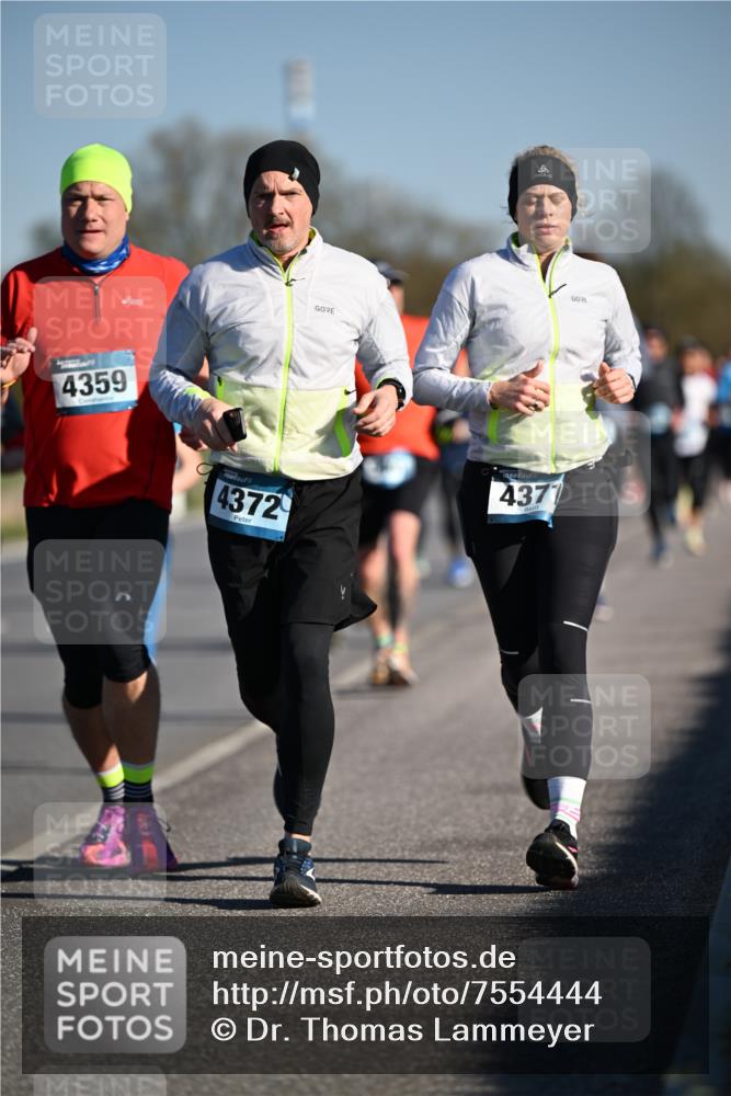 06.04.2025 - 44. Internationalen Wilhelmsburger Insellauf Dr. Thomas Lammeyer http://msf.ph/oto/7554444 06.04.2025 09:29:34 Laufen 4359, 4372, 4377 meine-sportfotos.de