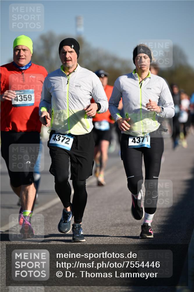 06.04.2025 - 44. Internationalen Wilhelmsburger Insellauf Dr. Thomas Lammeyer http://msf.ph/oto/7554446 06.04.2025 09:29:34 Laufen 4359, 4372, 4371 meine-sportfotos.de