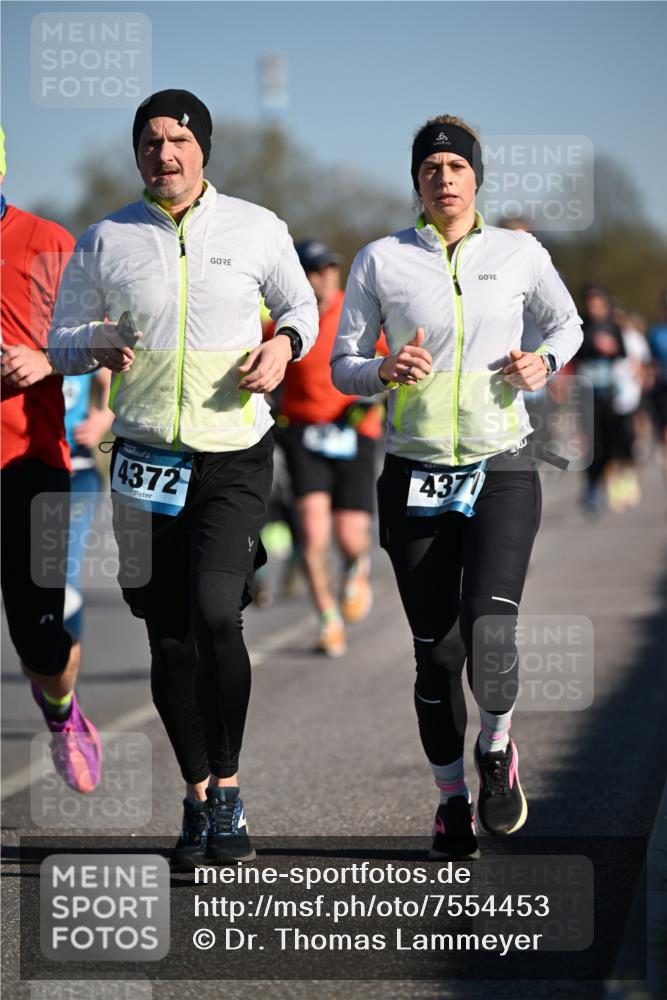 06.04.2025 - 44. Internationalen Wilhelmsburger Insellauf Dr. Thomas Lammeyer http://msf.ph/oto/7554453 06.04.2025 09:29:34 Laufen 4372, 4377 meine-sportfotos.de