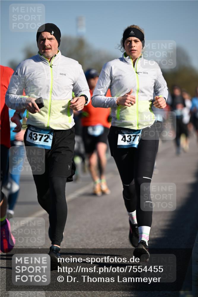 06.04.2025 - 44. Internationalen Wilhelmsburger Insellauf Dr. Thomas Lammeyer http://msf.ph/oto/7554455 06.04.2025 09:29:35 Laufen 4372, 4377 meine-sportfotos.de