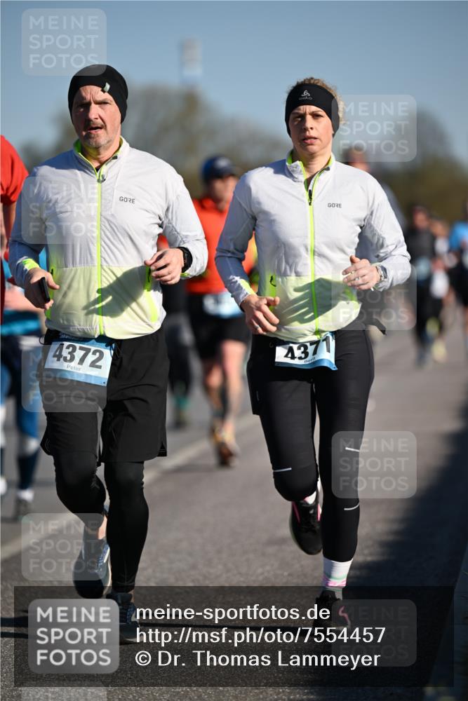 06.04.2025 - 44. Internationalen Wilhelmsburger Insellauf Dr. Thomas Lammeyer http://msf.ph/oto/7554457 06.04.2025 09:29:35 Laufen 4372, 4371 meine-sportfotos.de