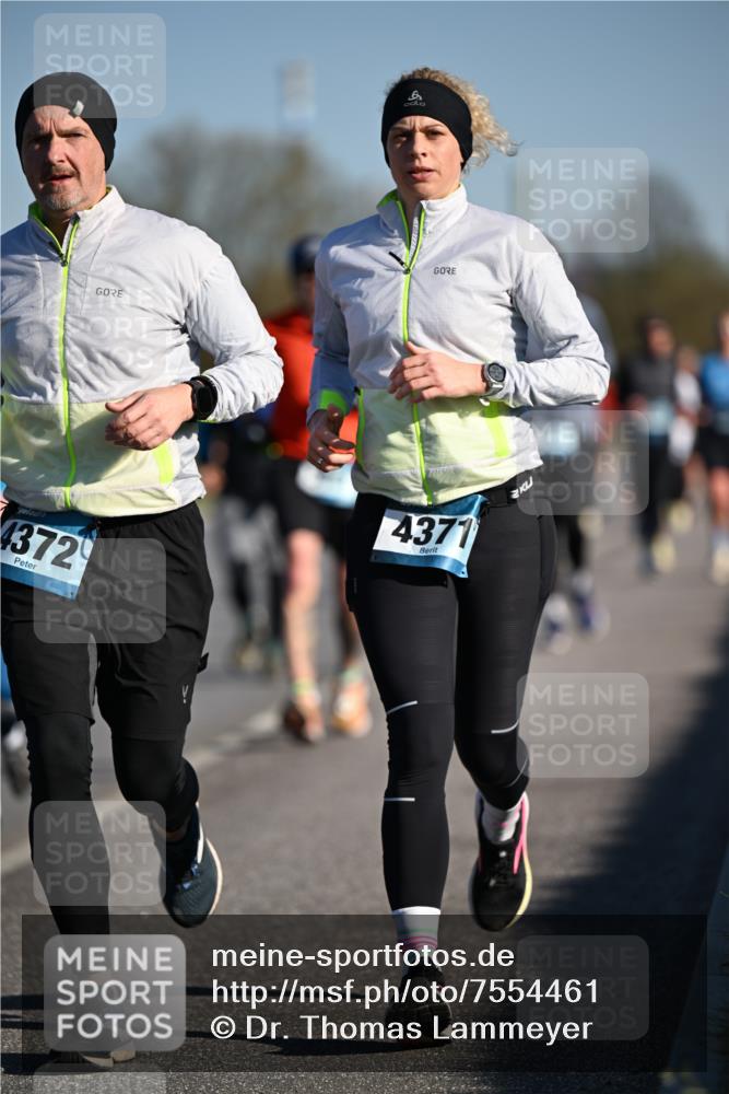 06.04.2025 - 44. Internationalen Wilhelmsburger Insellauf Dr. Thomas Lammeyer http://msf.ph/oto/7554461 06.04.2025 09:29:35 Laufen 4372, 4371 meine-sportfotos.de