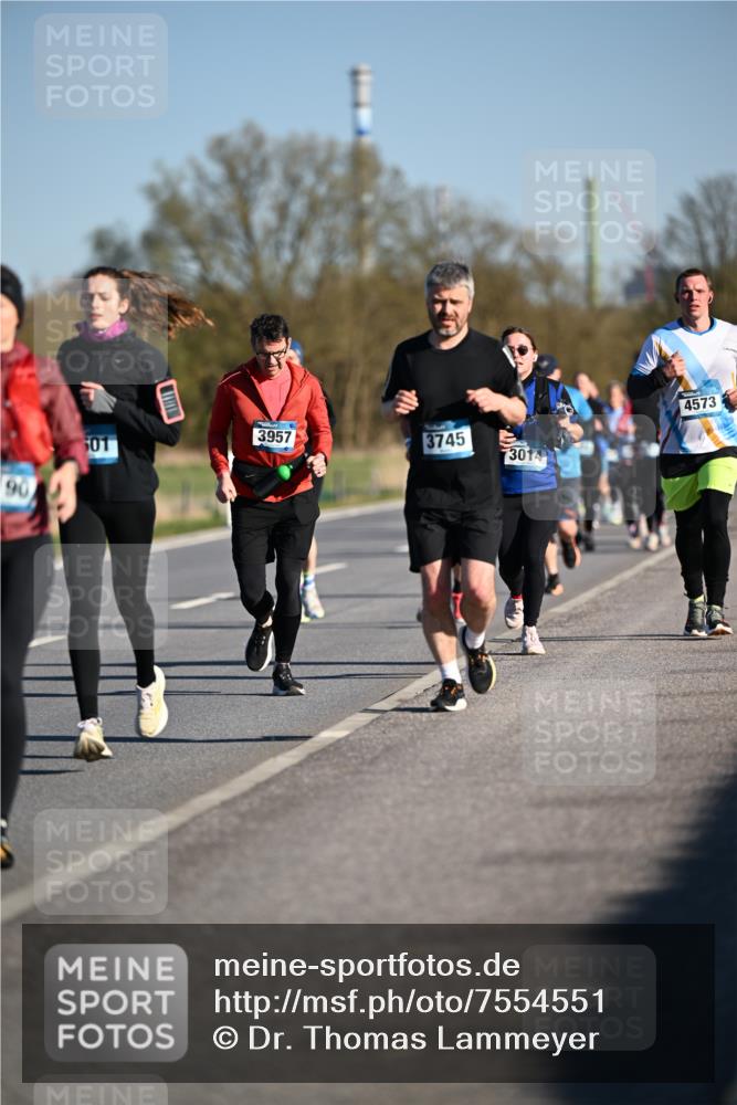 06.04.2025 - 44. Internationalen Wilhelmsburger Insellauf Dr. Thomas Lammeyer http://msf.ph/oto/7554551 06.04.2025 09:29:47 Laufen 90, 601, 3957, 3745, 3014, 4573 meine-sportfotos.de