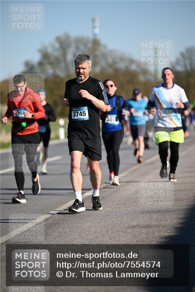 06.04.2025 - 44. Internationalen Wilhelmsburger Insellauf Dr. Thomas Lammeyer http://msf.ph/oto/7554574 06.04.2025 09:29:49 Laufen 295, 3745, 301 meine-sportfotos.de