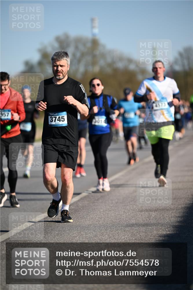 06.04.2025 - 44. Internationalen Wilhelmsburger Insellauf Dr. Thomas Lammeyer http://msf.ph/oto/7554578 06.04.2025 09:29:49 Laufen 957, 3745, 9014, 4573 meine-sportfotos.de