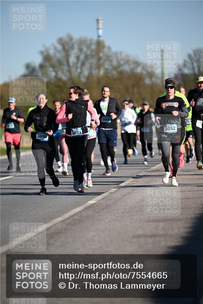 06.04.2025 - 44. Internationalen Wilhelmsburger Insellauf Dr. Thomas Lammeyer http://msf.ph/oto/7554665 06.04.2025 09:29:57 Laufen 16, 3890, 3891, 5064, 3052, 43 meine-sportfotos.de