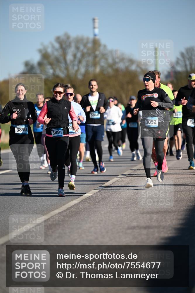 06.04.2025 - 44. Internationalen Wilhelmsburger Insellauf Dr. Thomas Lammeyer http://msf.ph/oto/7554677 06.04.2025 09:29:58 Laufen 16, 3890, 3891, 5064, 3052, 43 meine-sportfotos.de