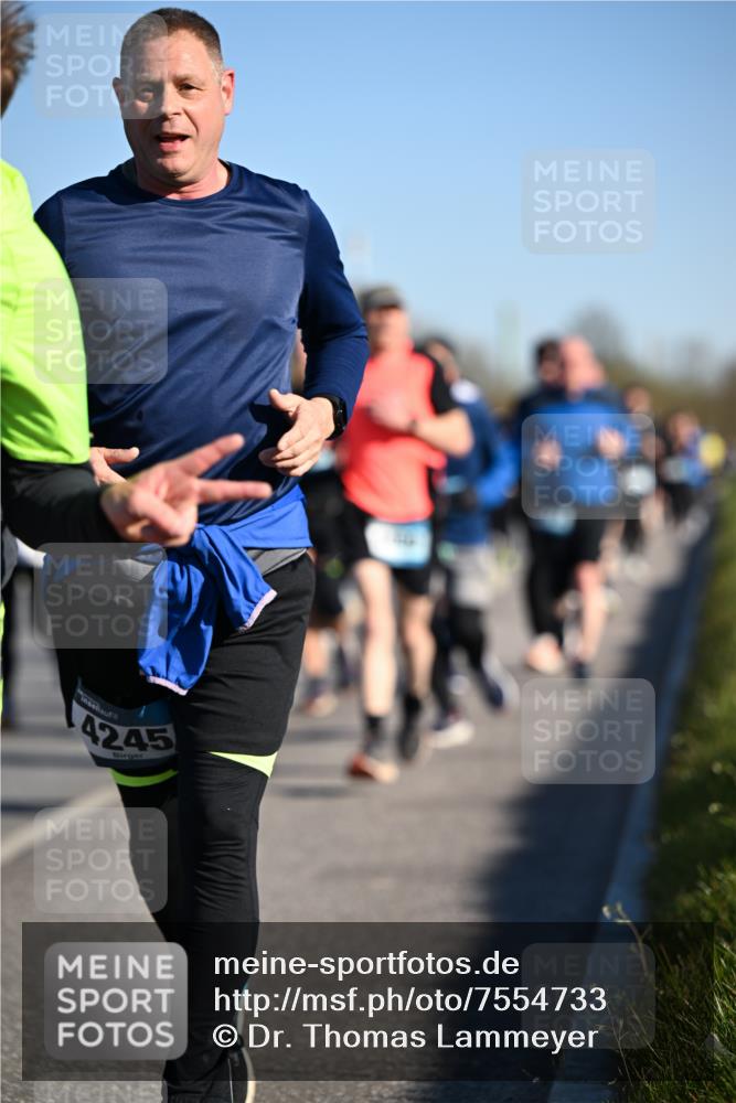 06.04.2025 - 44. Internationalen Wilhelmsburger Insellauf Dr. Thomas Lammeyer http://msf.ph/oto/7554733 06.04.2025 09:30:05 Laufen 4245 meine-sportfotos.de