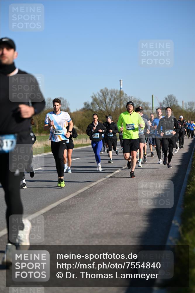 06.04.2025 - 44. Internationalen Wilhelmsburger Insellauf Dr. Thomas Lammeyer http://msf.ph/oto/7554840 06.04.2025 09:30:14 Laufen 17, 3960, 4063, 429, 3874, 3918, 5204, 448 meine-sportfotos.de