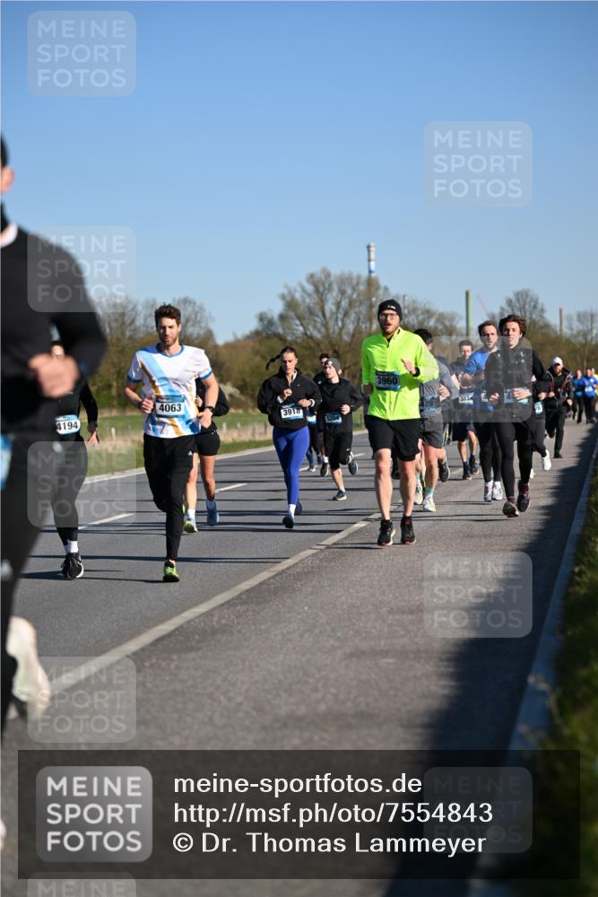 06.04.2025 - 44. Internationalen Wilhelmsburger Insellauf Dr. Thomas Lammeyer http://msf.ph/oto/7554843 06.04.2025 09:30:15 Laufen 4063, 4194, 3918, 5204, 3960, 387 meine-sportfotos.de