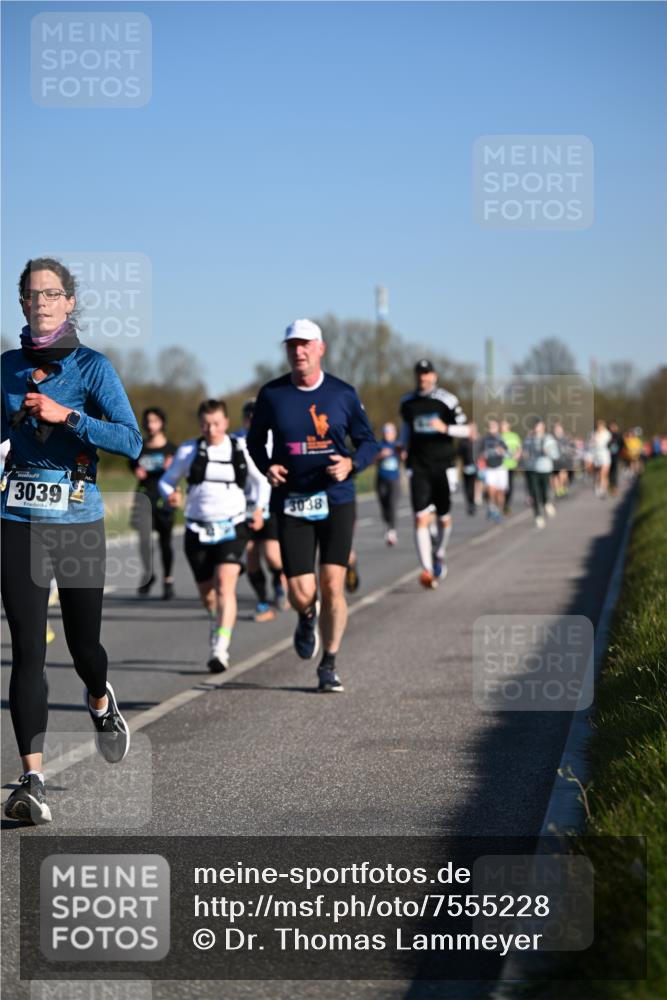 06.04.2025 - 44. Internationalen Wilhelmsburger Insellauf Dr. Thomas Lammeyer http://msf.ph/oto/7555228 06.04.2025 09:30:47 Laufen 3039, 3038 meine-sportfotos.de
