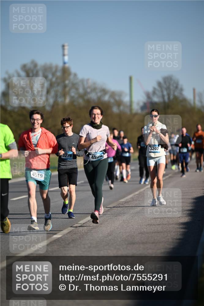 06.04.2025 - 44. Internationalen Wilhelmsburger Insellauf Dr. Thomas Lammeyer http://msf.ph/oto/7555291 06.04.2025 09:30:59 Laufen 4519, 3279, 4520, 3207 meine-sportfotos.de