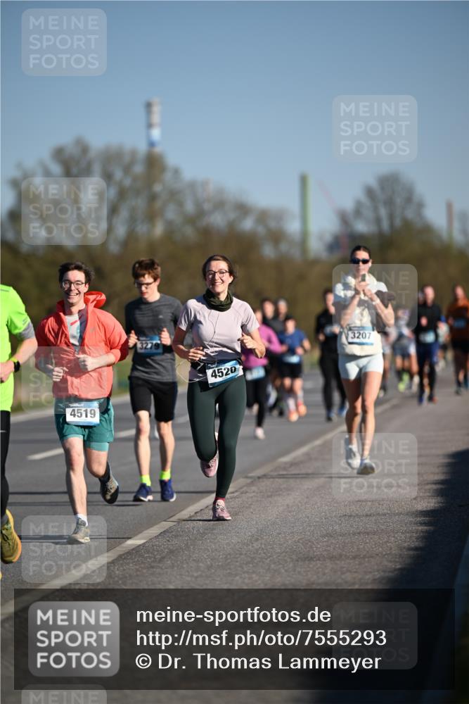 06.04.2025 - 44. Internationalen Wilhelmsburger Insellauf Dr. Thomas Lammeyer http://msf.ph/oto/7555293 06.04.2025 09:30:59 Laufen 4519, 3279, 4520, 3207 meine-sportfotos.de