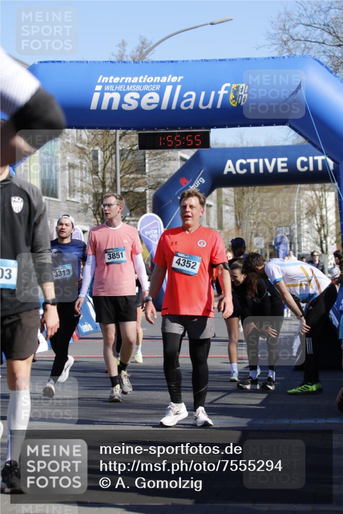 06.04.2025 - 44. Internationalen Wilhelmsburger Insellauf A. Gomolzig http://msf.ph/oto/7555294 06.04.2025 10:45:53 Ziel 3313, 3851, 3867, 3999, 4173, 4180, 4182, 4352, 4456, 5003 meine-sportfotos.de