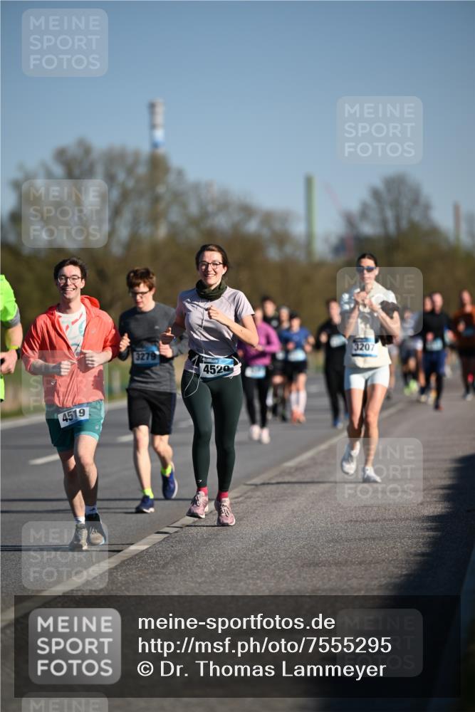 06.04.2025 - 44. Internationalen Wilhelmsburger Insellauf Dr. Thomas Lammeyer http://msf.ph/oto/7555295 06.04.2025 09:30:59 Laufen 4519, 3279, 4520, 3207 meine-sportfotos.de