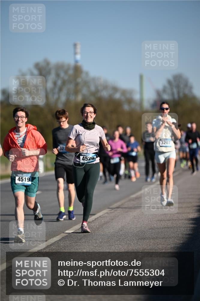 06.04.2025 - 44. Internationalen Wilhelmsburger Insellauf Dr. Thomas Lammeyer http://msf.ph/oto/7555304 06.04.2025 09:30:59 Laufen 4519, 4520, 3207 meine-sportfotos.de