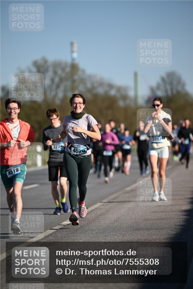 06.04.2025 - 44. Internationalen Wilhelmsburger Insellauf Dr. Thomas Lammeyer http://msf.ph/oto/7555308 06.04.2025 09:31:00 Laufen 4519, 3279, 4520 meine-sportfotos.de