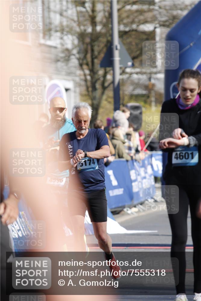 06.04.2025 - 44. Internationalen Wilhelmsburger Insellauf A. Gomolzig http://msf.ph/oto/7555318 06.04.2025 10:45:23 Ziel 3991, 3992, 4340, 4596, 4601, 5174, 5200 meine-sportfotos.de