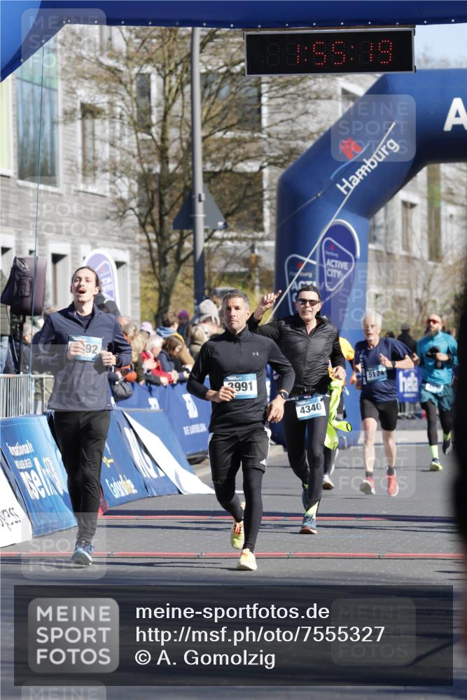 06.04.2025 - 44. Internationalen Wilhelmsburger Insellauf A. Gomolzig http://msf.ph/oto/7555327 06.04.2025 10:45:18 Ziel 3991, 3992, 4039, 4340, 4361, 4601 meine-sportfotos.de