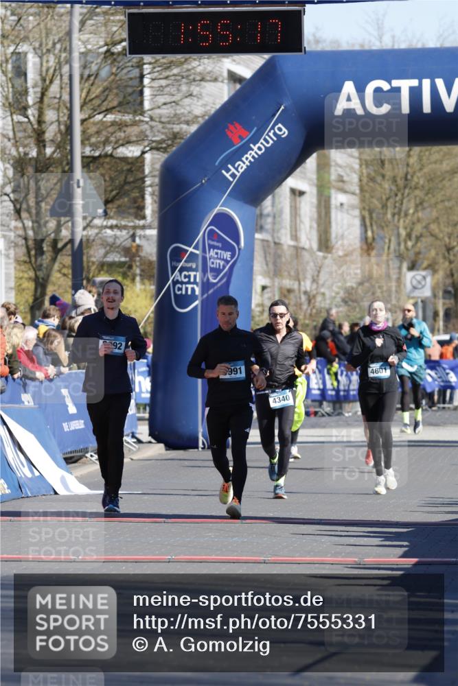 06.04.2025 - 44. Internationalen Wilhelmsburger Insellauf A. Gomolzig http://msf.ph/oto/7555331 06.04.2025 10:45:15 Ziel 3991, 3992, 4039, 4361 meine-sportfotos.de