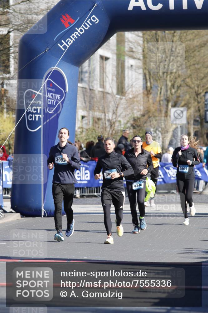 06.04.2025 - 44. Internationalen Wilhelmsburger Insellauf A. Gomolzig http://msf.ph/oto/7555336 06.04.2025 10:45:12 Ziel 4039, 4361 meine-sportfotos.de